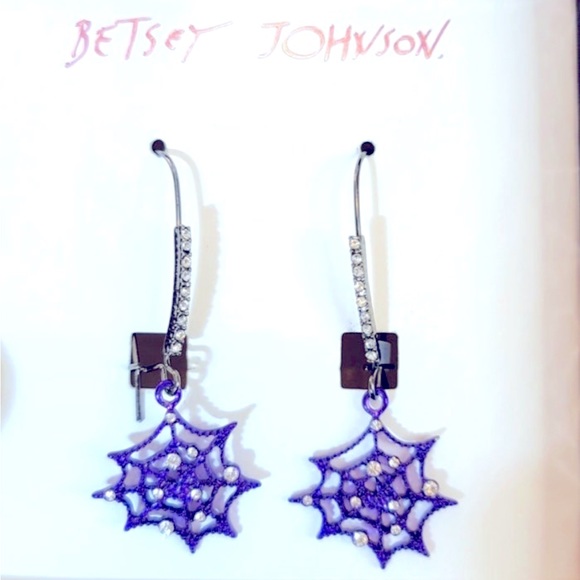 New Betsey Johnson CREEPY CRAWLY HOOK EARRINGS GUNMETAL - Picture 6 of 10